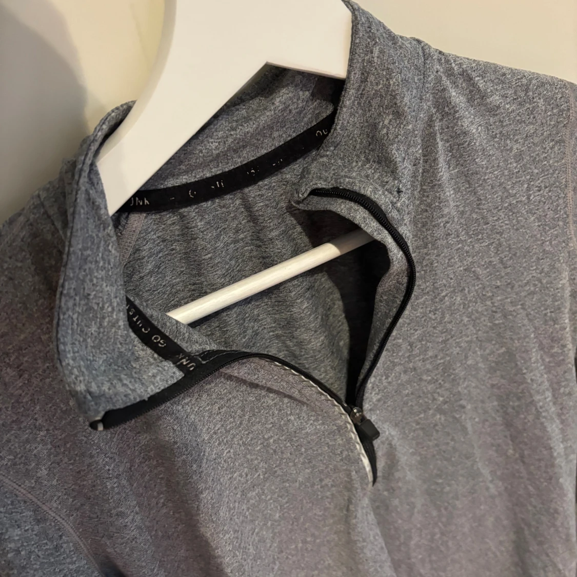 Grå långärmad träningströja med half zip - 1