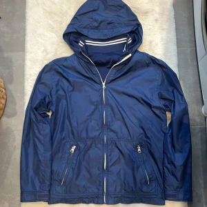 Mörkblå windbreaker - Super snygg mörkblå windbreaker. Mycket bra skick. Strl xs. Perfekt till hösten. Lappen är borta men skulle tro att de e polo men är osäker. Fraktar samma dag!