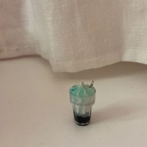 Glassbägare-hänge i mint och svart - Unikt hänge format som en glassbägare med swirl i mintgrönt och vitt på toppen och svart botten ✨. Perfekt som detalj till halsband eller armband för dig som gillar söta och annorlunda accessoarer.💖💖💖