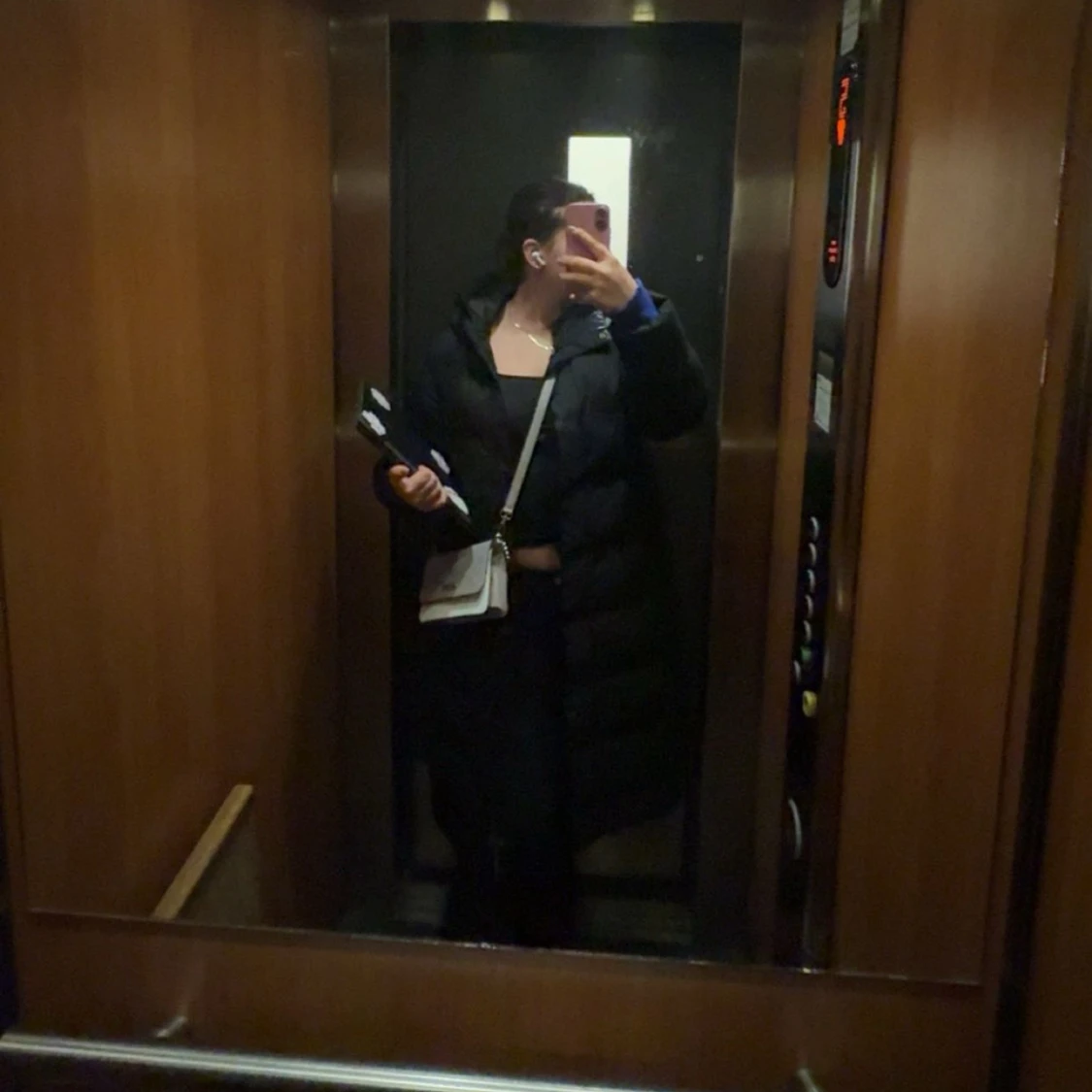 Svart lång vinterjacka  - 1