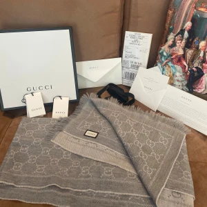 Gucci Halsduk - Gucci scarf, Nypris idag 6000kr. Den Kommer med allt på bilderna, kvittot kan skickas privat så hör av dig