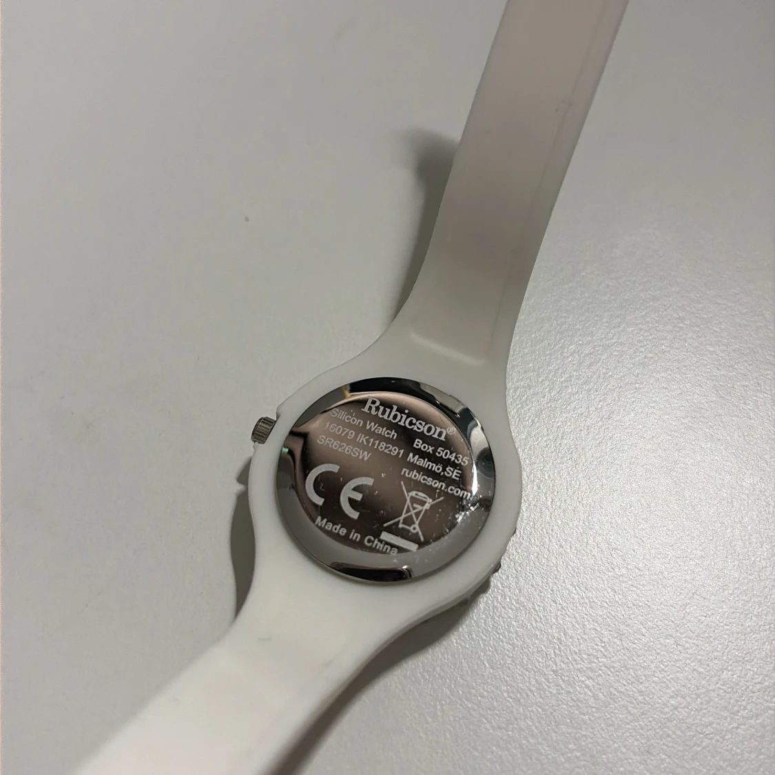 Vit klocka med stenar från Rubicson - 2