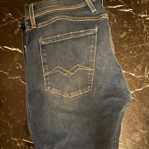 Replay jeans  - Säljer mina Replay-jeans! Har legat i garderoben ett tag, så dags att de får ett nytt hem 👖 Skicket är bra – bara en liten, knappt synlig defekt (se bild 3). Perfekta vardagsjeans med grym passform!  🩶 Midjemått: 43 cm 🩶 Längd: 105 cm  Vill mest bli av med dem, så ni får dem för en liten peng 😉