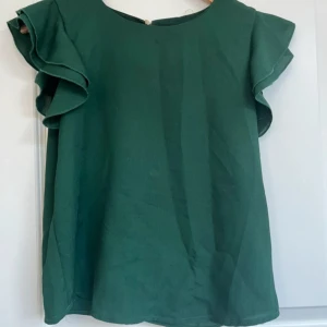 Mörkgrön blus med volangärmar - Jättefin mörkgrön blus, storlek s 