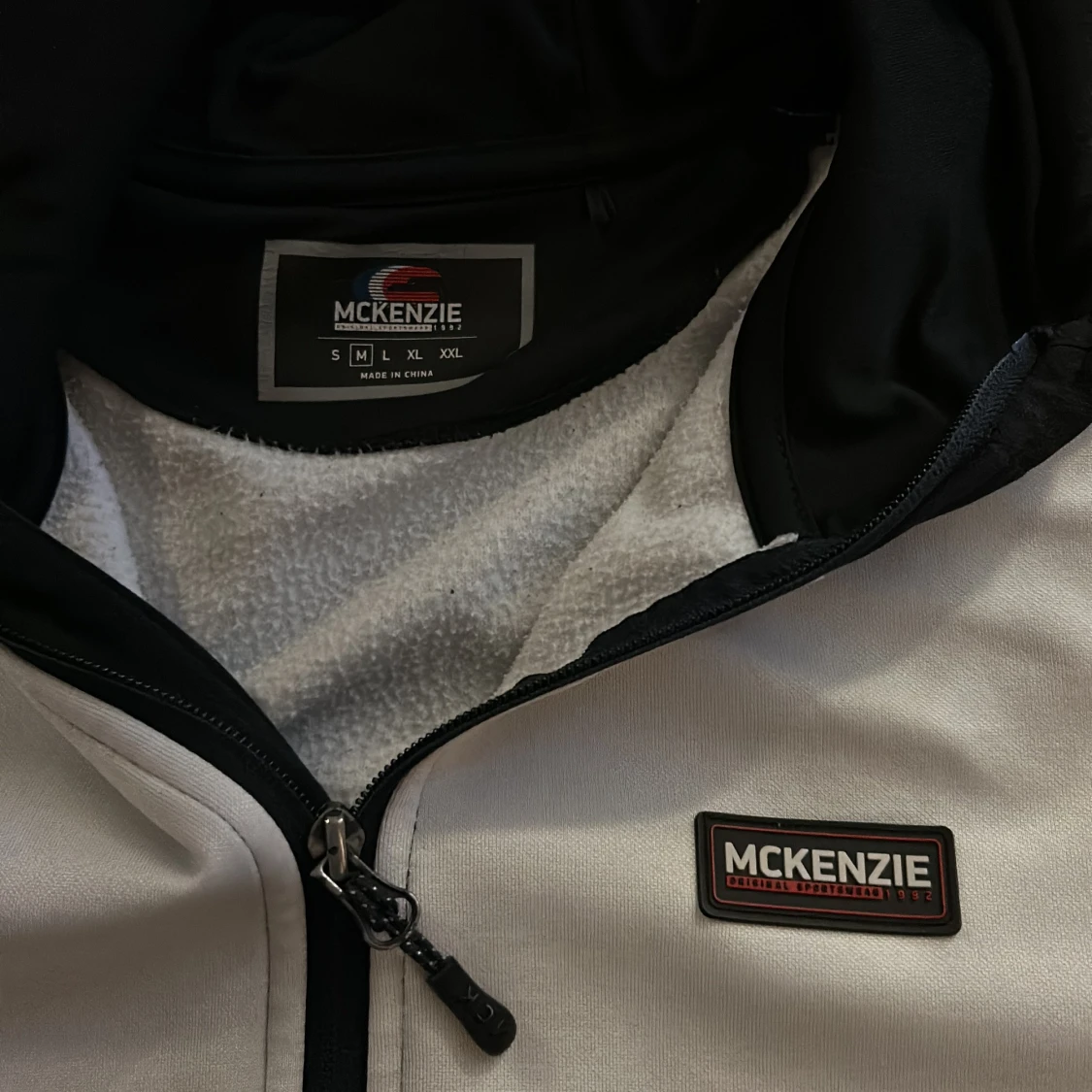 Svart och vit hoddie från McKenzie - 1