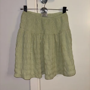 Ljusgrön kortkjol från Bershka - Supersöt ljusgrön kortkjol från Bershka. Storlek M