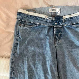 Weekday jeans - Lågmidjade weekday jeans med nedvikt midja 🩵strl 28! För långa för mig som är 155😊