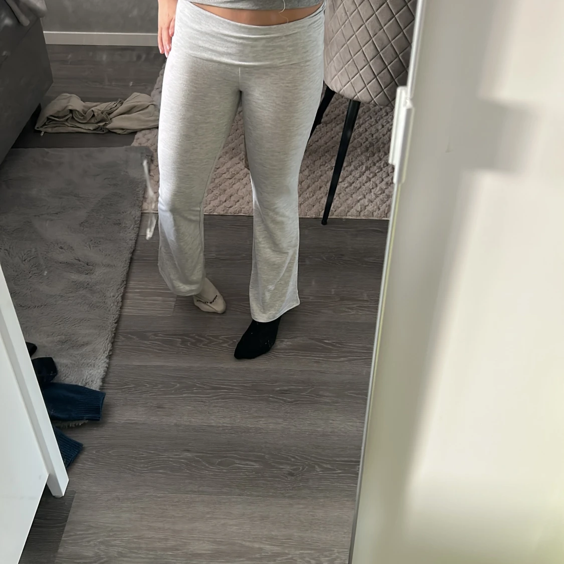 Ljusgrå bootcut mjukisbyxor - 1