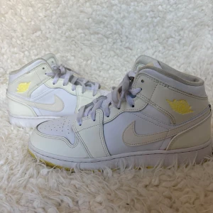 Nike Air Jordan 1 Mid vit/gul - Använda endast några få gånger:) 