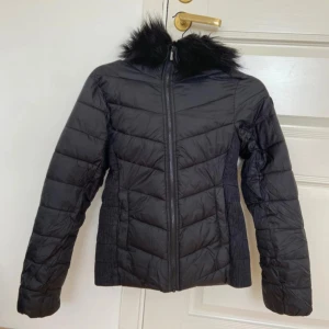 Svart pufferjacka med fuskpäls - Knappt använd 