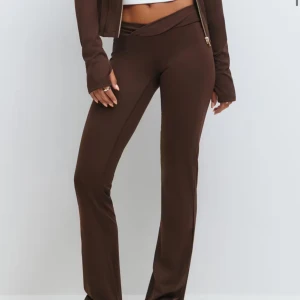 14+ sporty yoga legging. Gina träningstights - Så snygga och skön träningstight från gina tricots kollektion 14+. Endast använd 1 gång och är i nyskick. Storlek L men motsvarar ungefär storlek M i vuxen storlek. 