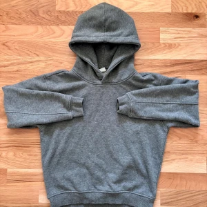 Tjock, grå hoodie - Vailent - Väldigt tjockt kvalité material som andas.     Längd - 55 cm✅ mage 45cm✅håla till håla 55cm✅