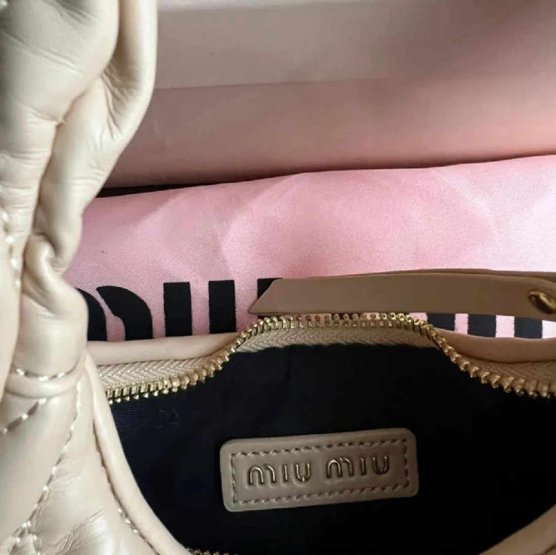 Beige quiltad handväska från Miu Miu - 2