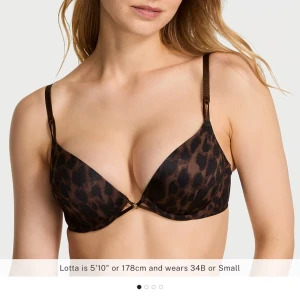 Victoria’s Secret BH  - Helt ny! Säljer då den var för liten och jag inte orkar returnera 🌸 Köpte för 638kr+Frakt. Säljer för 600kr. Den är i brun och svart men ljuset är konstigt på bilderna .Storlek 32A