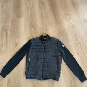 Moncler cardigan - Säljer nu min feta moncler cardigan. Perfekt nu till hösten när det blir kyligt🍁🍂 skick 9/10 och den är i storlek M. Kan ingenting om jackor så kan inte garantera äkthet men skulle gissa på att den är äkta eftersom den är äkthetsveriferad av expert på vinted (märke från vinted följer med). Alla tags sitter på och det är NFC scan inuti jackan och på armen vid moncler märket. Pris kan diskuteras och kan ta byten.👍🏻😄