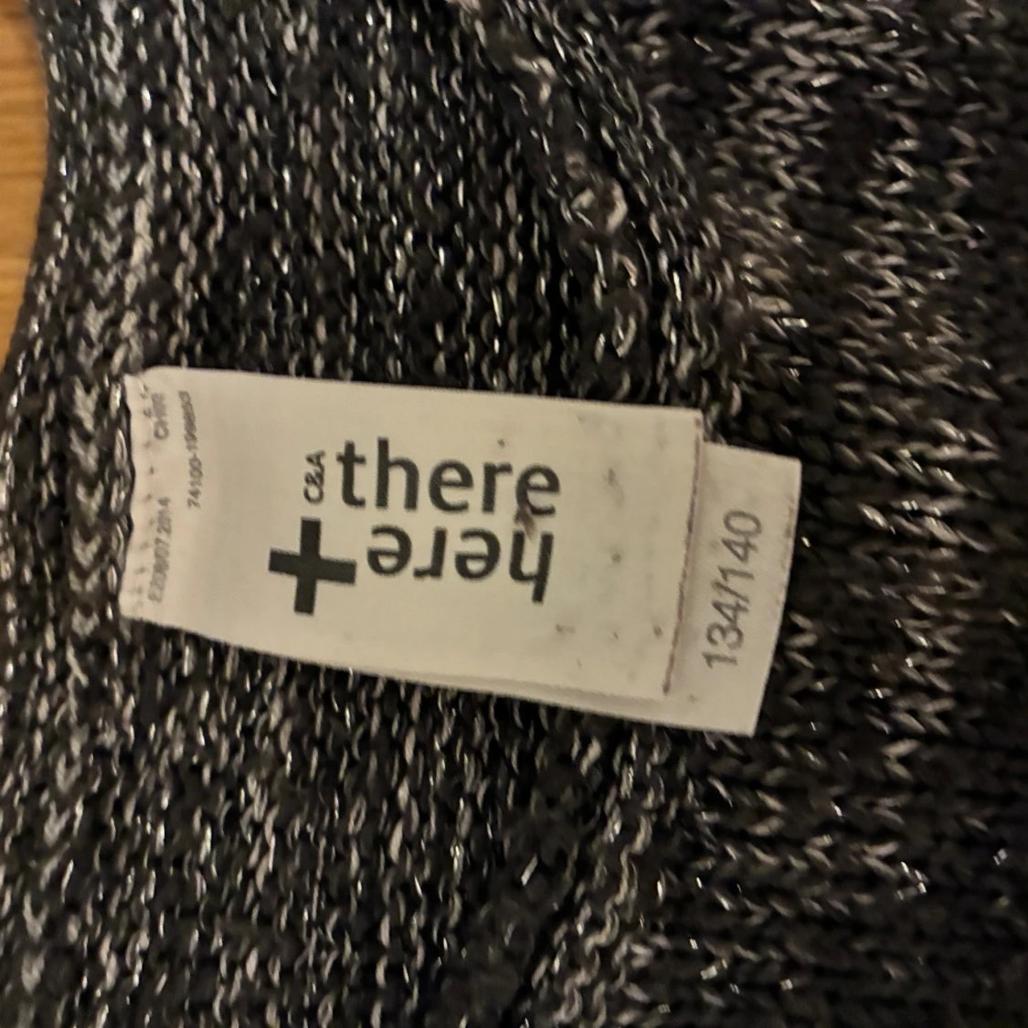 Grå stickad tröja med text från C&A - 2