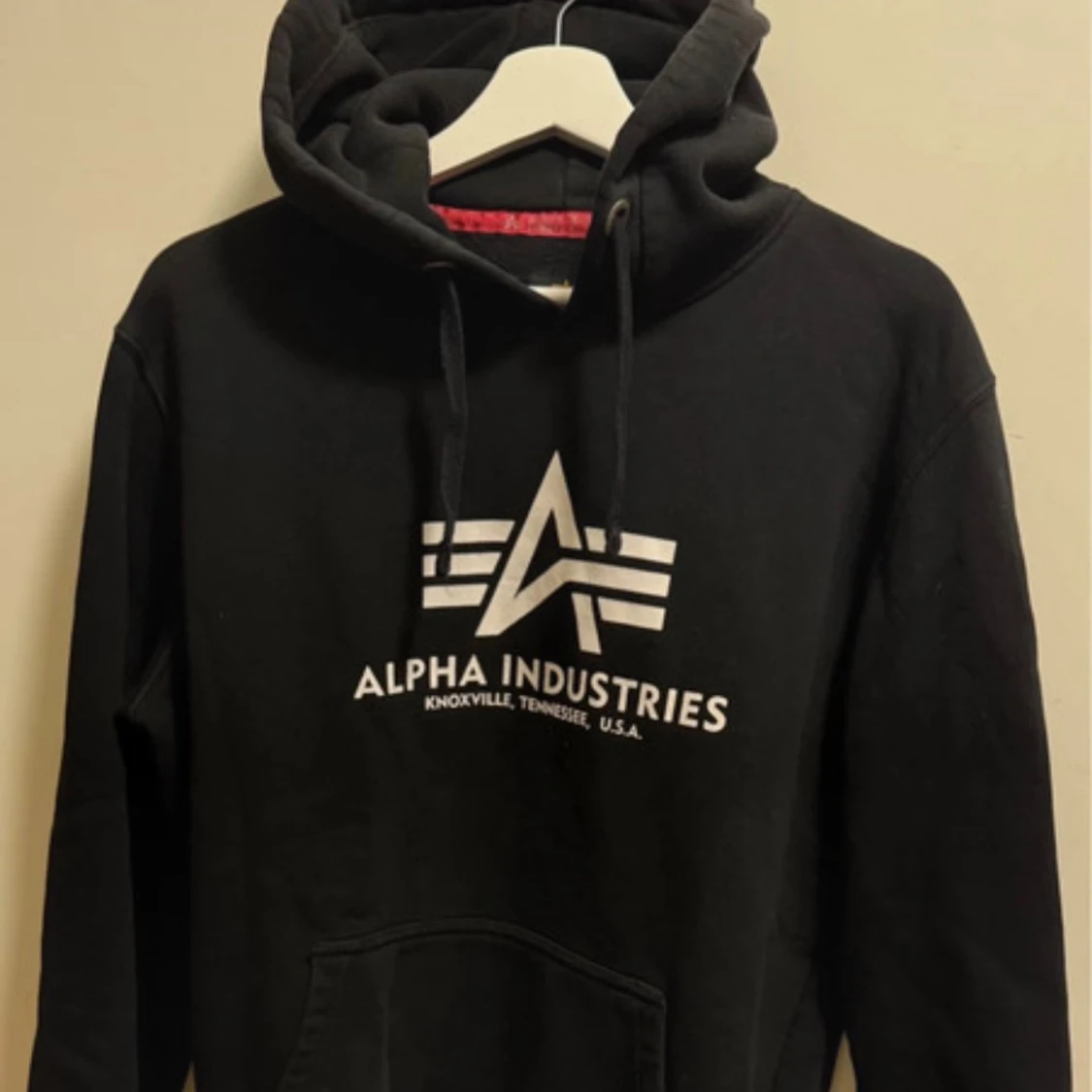 Svart hoodie från Alpha Industries