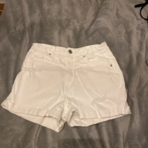 Vita shorts från Kappahl 164 - Säljer ett par vita shorts från LAB industries som är köpta på Kappahl. De är i storlek 164.