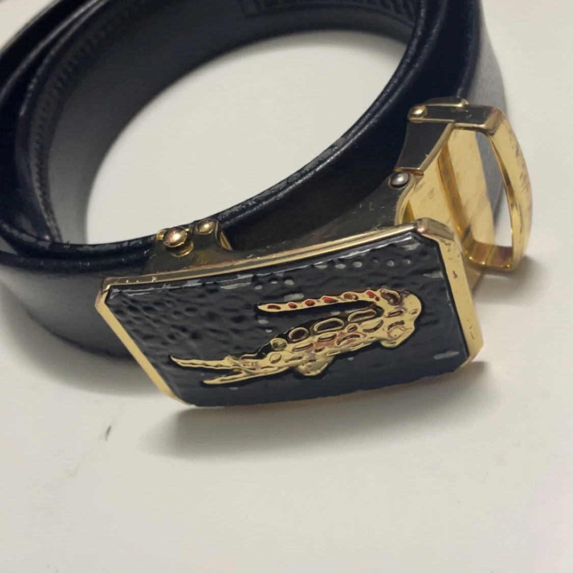 Svart bälte med guldspänne från lacoste - 1