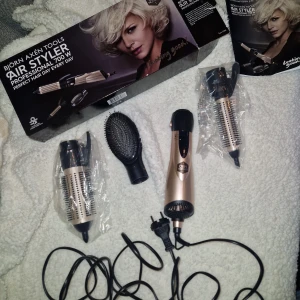 Air Styler Professional 700W - Björn Axén Tools Air Styler Professional 700W med 3 utbytbara borsthuvuden. Perfekt för styling och volym. Enbart testad hårborsten vid ett tillfälle och den är rengjord. Resterande två rund borstar oanvända! hårborste. De indragbara piggarna (man klickar ner handtagen på rundborstarna) försäkrar att lockarna håller formen när håret lossas från borsten. Keramisk beläggning på rundborstarna för minskad friktion, ökad glans samt skonsamt för håret. Öppningen på förpackningen lite avrivet.
