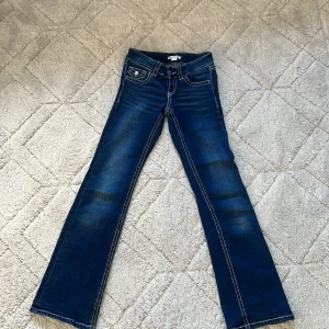 Jeans från ginatricot 146 tall - Mörkblåa jeans från ginatricot i storlek 146 tall. Dom blev försmå för mig men är i bra skick.