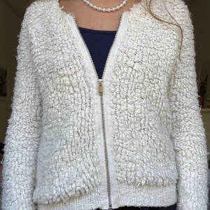 Stickad zip up tröja  - sååå najs tröja från Gina men köpte på vinted💖💖passar till de mesta och inga synliga defekter!