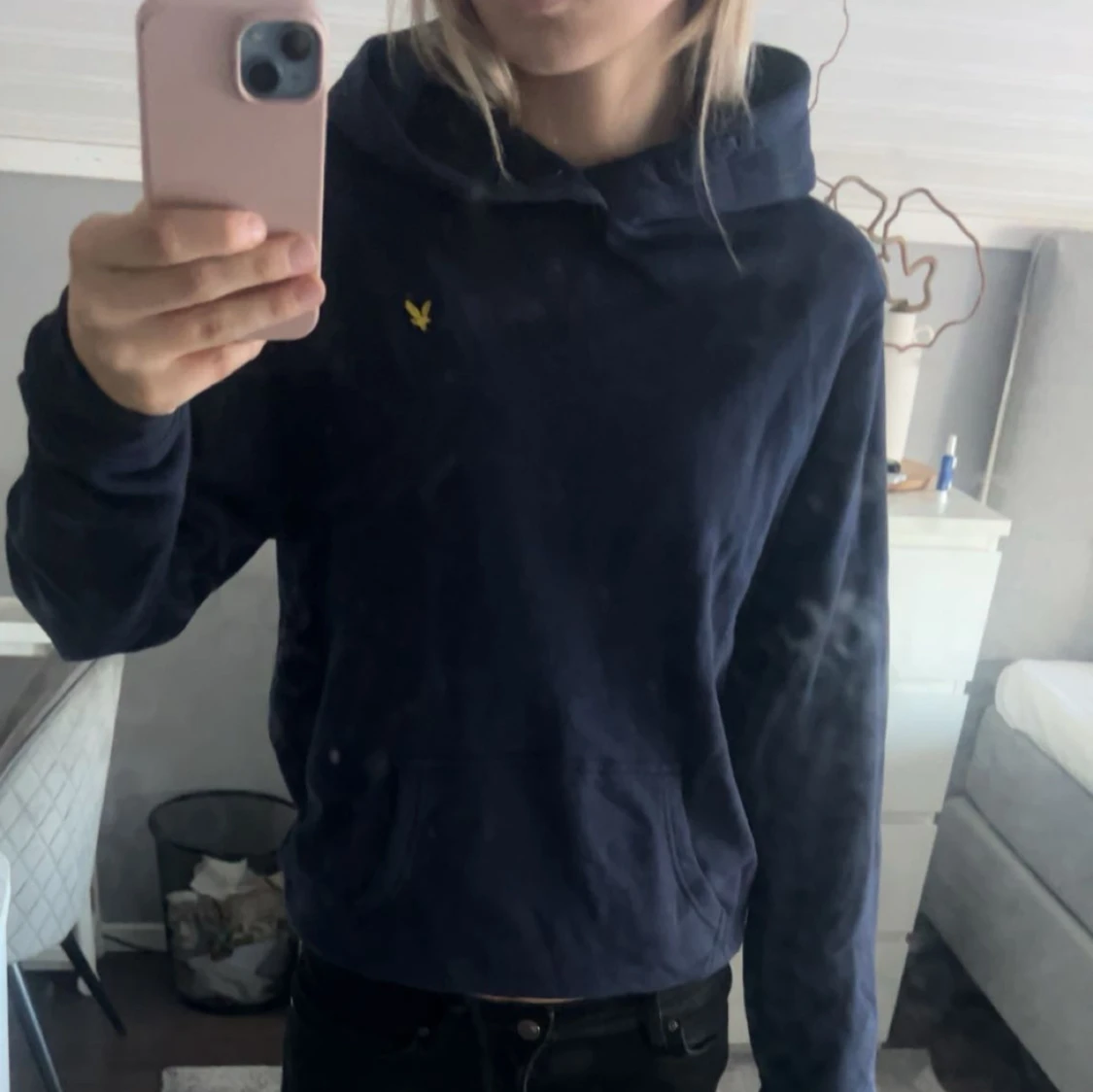 Marinblå hoodie från Lyle & Scott