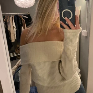 Offshoulder stickad tröja creme/vit - Superfin stickad offshoulder tröja, endast använd en gång ! Storlek M men passar mig som har S annars. 