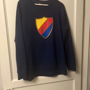 Djurgården sweatshirt - Passar bra för både fotbollen och hockeyn