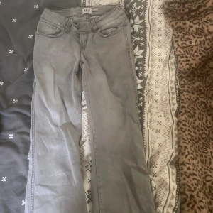 Grå jeans från 157 Paris Embroidery - Snygga grå jeans från 157 Paris Embroidery med fina detaljer på bakfickorna. Jeansen har klassisk femficksdesign  och normal passform. fina.