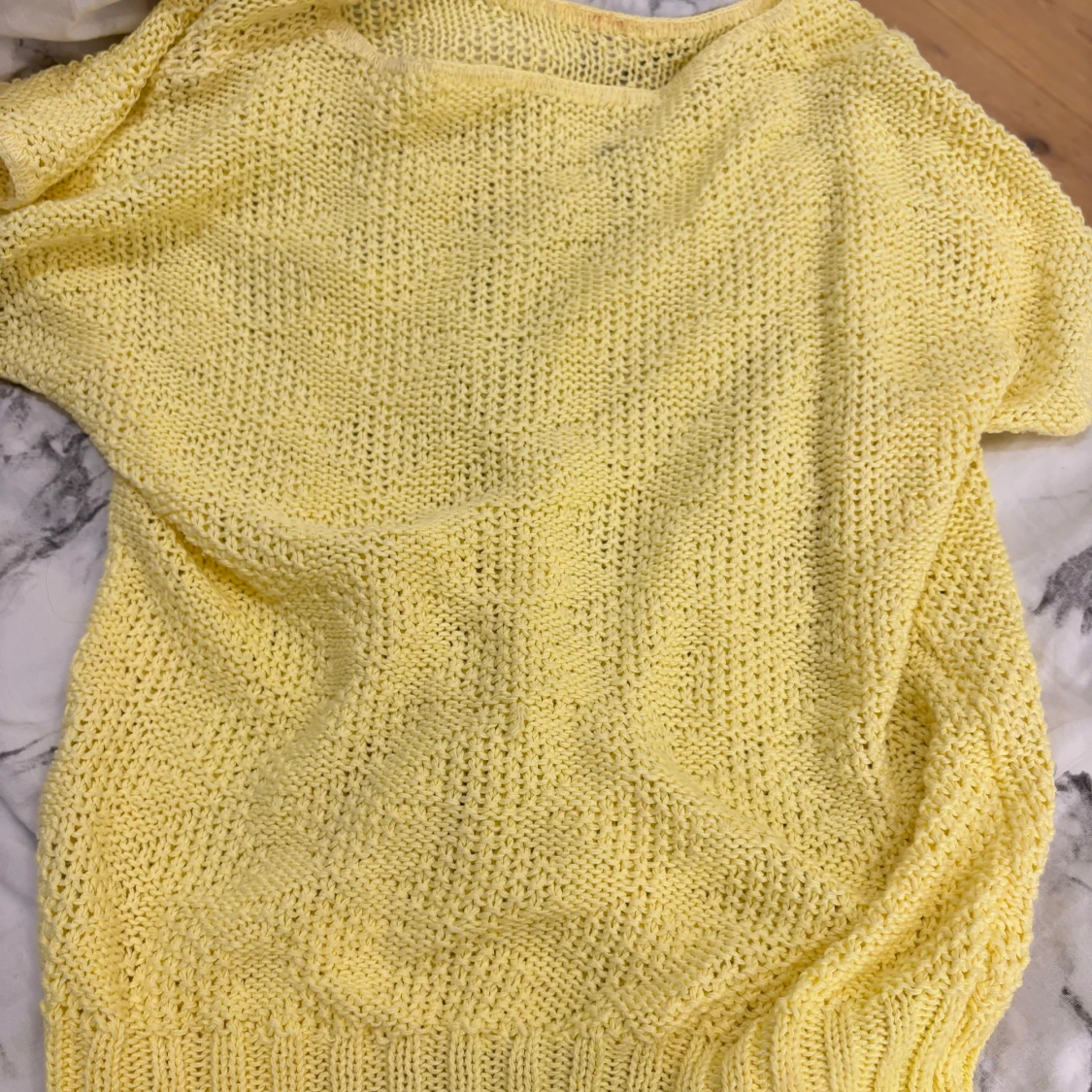 Gul stickad tröja  - 2