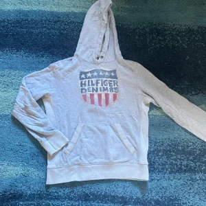 Hilfiger Denim hoodie - En hoodie från Hilfiger Denim. Skick 9/10 inga defekter. Storlek medium men sitter mer som en small. Skriv vid minsta fundering 💭 