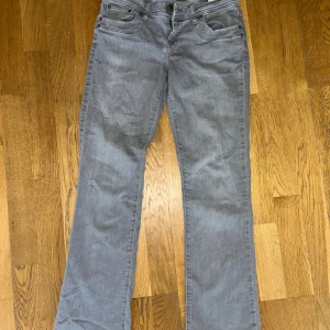 Grå jeansbyxor från Blue Concept -  grå jeans från Ltb modell VALERIE. W28L30. Bakom är de sydda ihop. Syns inte jätte jätte mycket irl eftersom det är under rumpan. Kan tänka mig att gå ner i pris. 