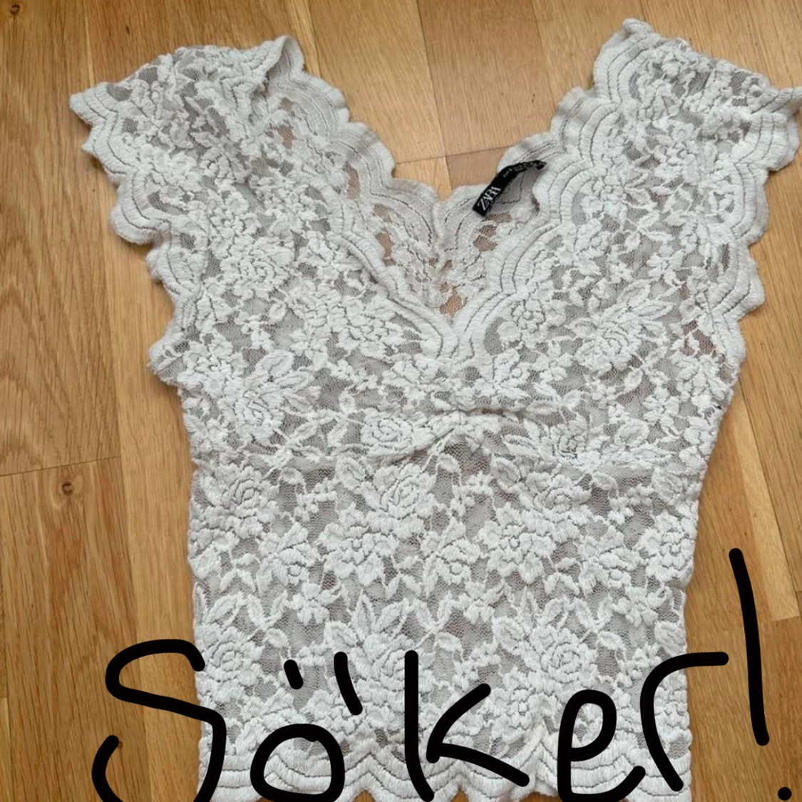 Vit spetsblus från Zara eller stradivarius med v-ringning 