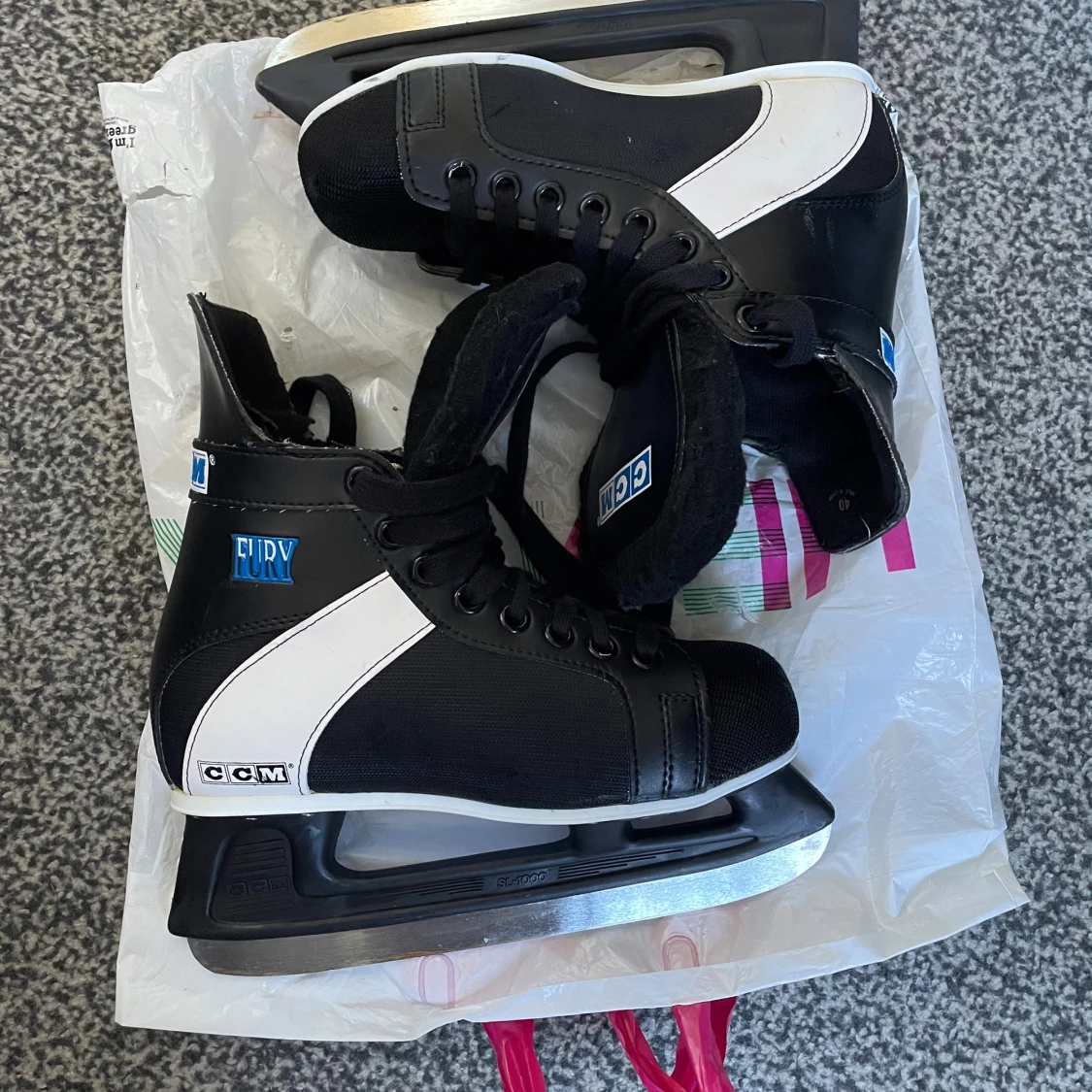 Svarta CCM Fury skridskor med skydd - 1
