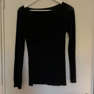 Cashmere tröja - Svart cashmere tröja från intimissimi. Storlek S, några små hål som syns på de två sista bilderna, därav säljer jag den mycket billigt. 