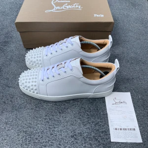 Louboutin vita - Ett par riktigt feta Louis i storlek 45, box och dustbag fås med, skickar samma dag!