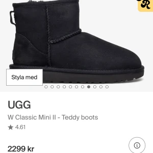 Svarta UGG Classic Mini II boots - Skorna är tillverkade i mocka med mjukt foder och har en platt sula i gummi. Perfekta för kalla dagar och ger en chill vibe till din outfit. Skorna är varsamt använda, endast en vinter. De har lite fläckar som kommit från snön (har dock inte testat att tvätta dem). Nypris ser ni bland bilderna, kan tänka mig gå ner i pris vid snabb affär.