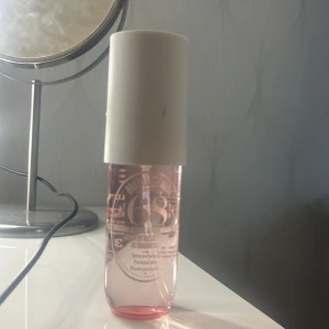 Sol de Janeiro 68 Body Mist - Fräsch body mist med noter av drakfrukt, litchi, jasmin, havsbris, vanilj och solig mysk. Perfekt för dig som vill ha en lätt och tropisk doft som sticker ut. Använd endast en gång
