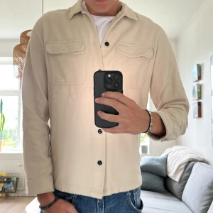 Overshirt beige Selected Homme  - Tvär fet beige overshirt från Selected Homme perfekt till sommarkvällarna🙌 bra skick! (Tröjan har en ytterst liten fläck vid bröstet, som lätt försvinner i tvätten)  