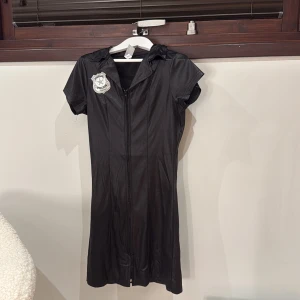 Polis klänning - Asball Special Police Klänning ifrån Fever collection💞💞 Klänningen är tight på mig som är en XS-S och slutar lite över knäna. 