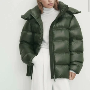 Mörkgrön jacka  - Säljer en mörkgrön pufferjacka från Massimo dutti. Inga hål, fläckar eller andra slitningar och säljer då den inte kommer till användning. Storlek xs men är en oversized modell.