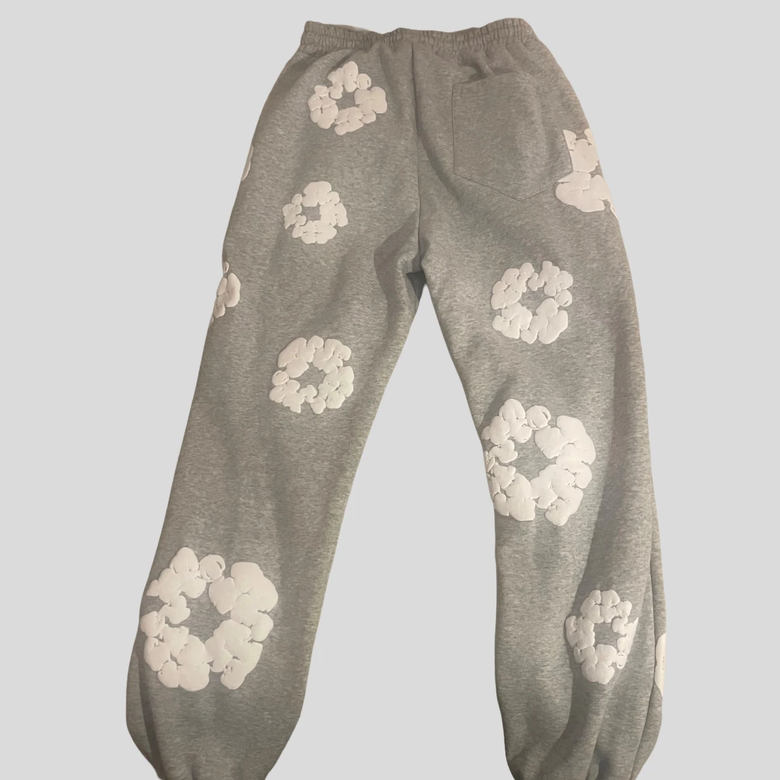 Gråa Denim Tears mjukisbyxor med vita blommor - 1