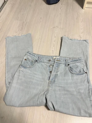 Ljusblå jeans H&M - Jeansen har knäppning framtill och klassisk fick modell. Storlek 42, men skulle säga att de är mindre i modellen så passar även 38/40. 