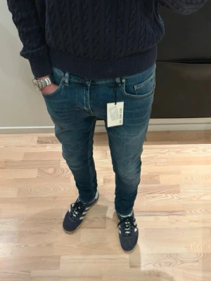 Nudie jeans - Säljer ett par Tiger of Sweden jeans i W:30 L:32. Jeansmodellen är slim. Färg : Bla. Modellen är 179cm lång. Jeansen är i bra skick.