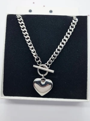 Stilfullt halsband med hjärta  - Material-rostfritt stål.