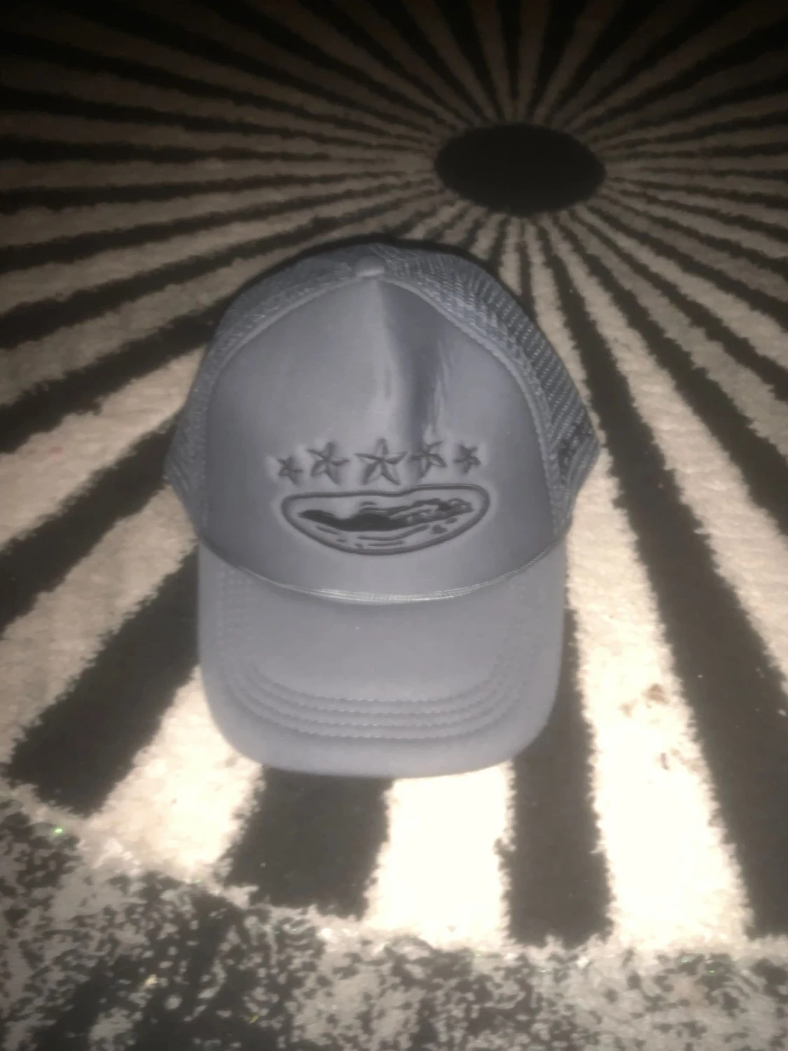 Grå meshkeps med broderad logga