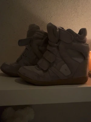 Isabel Marants - Isabel marants ”liknande” wedge sneakers i mocka, storlek 36 men passar 37 också med kilklack. Beige gråa i förgen