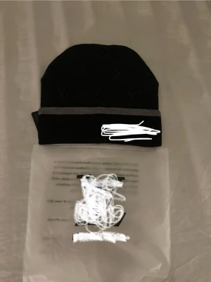 Mössa - Snygg svart mössa! Kommer ifrån ett rök och djur fritt hem i jätte fint skick