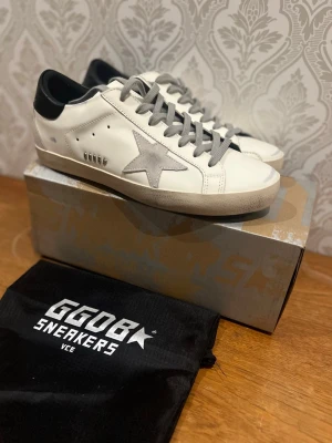 Golden goose skor  - Golden goose skor me svart häl, nypris 4600 ungefär. Kvitto finns🧾✅. Endast rimliga priser och seriösa köpare.